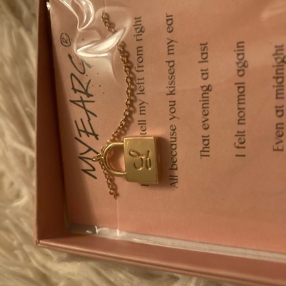 L initial necklace - Picture 2 of 2